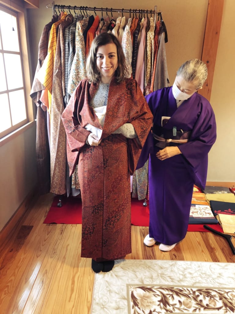 me voilà vêtue d'un kimono, prête à assister à la cérémonie du thé