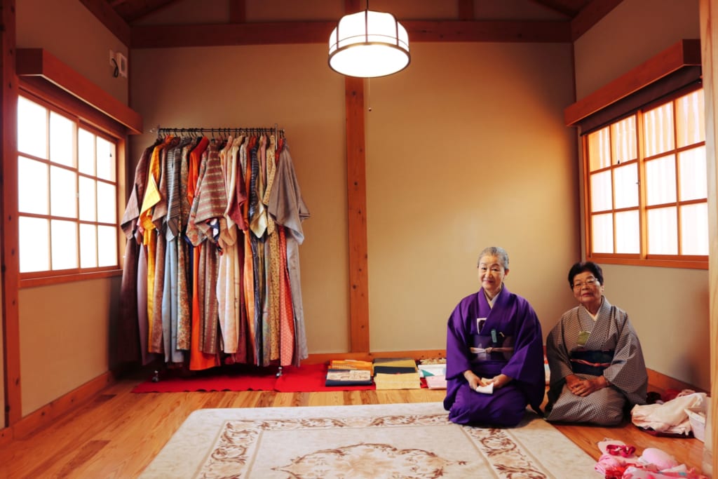 Les femmes qui m'ont aidée avec mon kimono