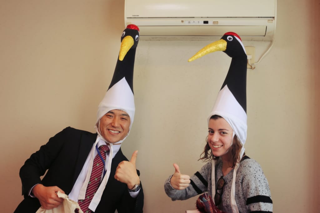 des chapeaux en forme de grues