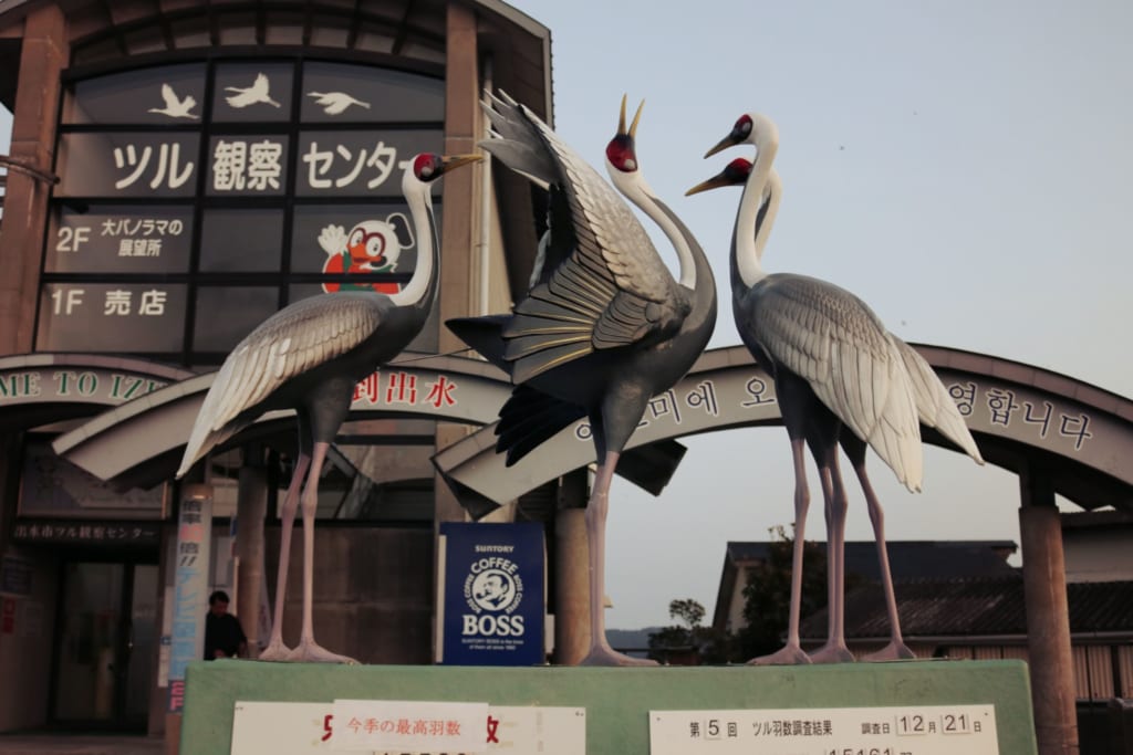 une statue des grues j'aponaises d'Izumi