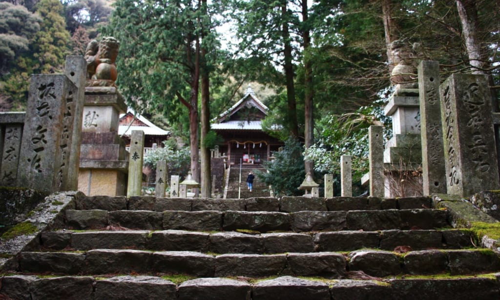 les marches très anciennes du sanctuaire de Soukouchi