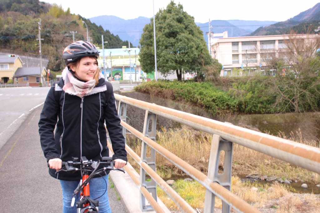 explorer toon, à shikoku, sur un vélo électrique