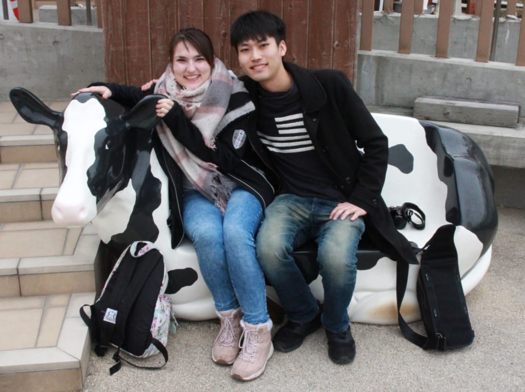 photo souvenir en compagnie d'une vache en plastique
