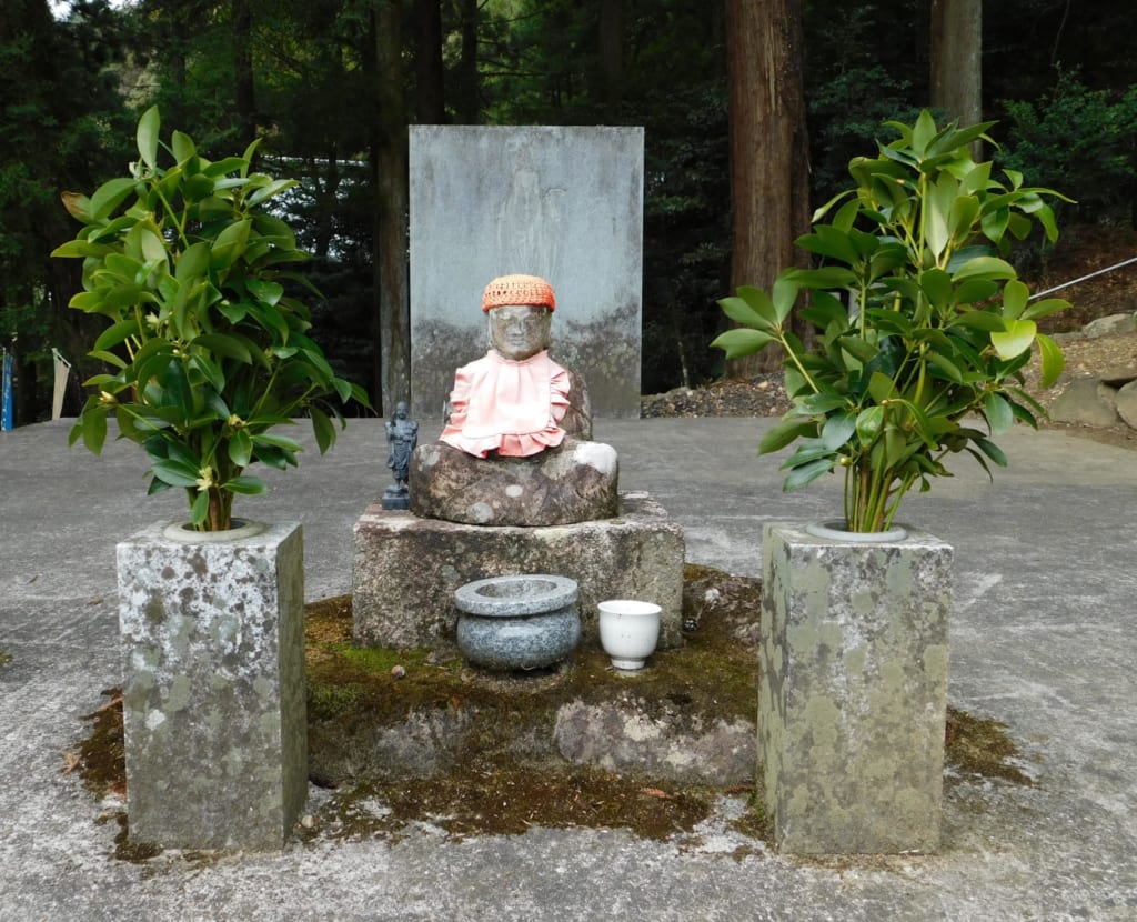 statuette de pierre du temple de Konpiraji à Toon dans la préfecture d'Ehime
