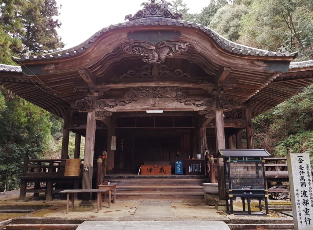 le bâtiment principal du temple de Konpiraji à Shikoku