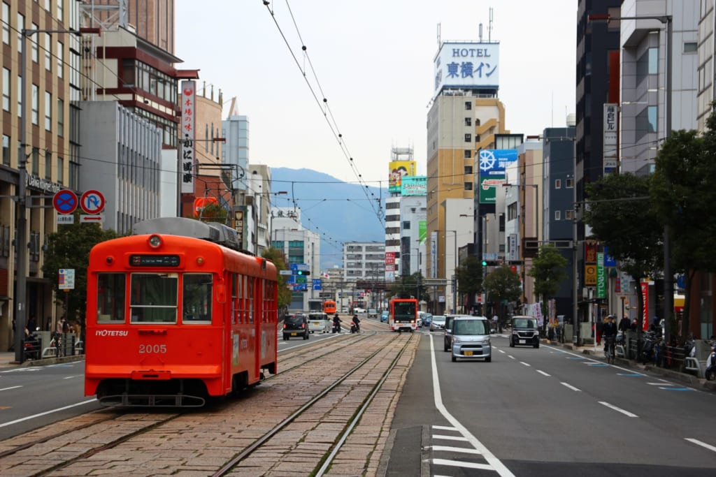 tramway dans les rues de Matsuyama