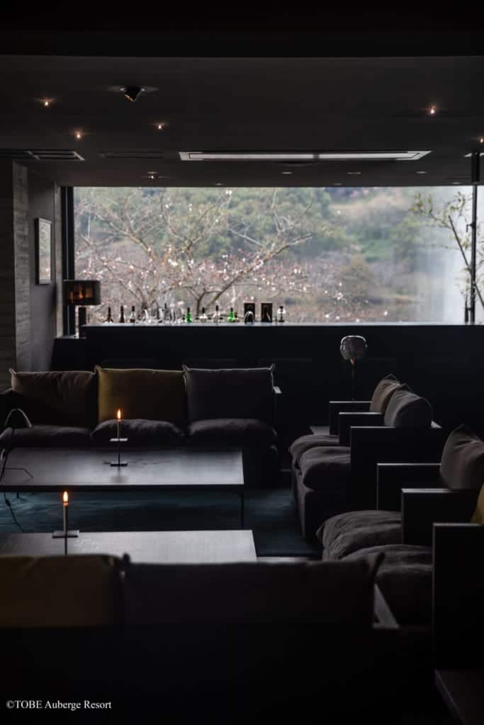 Le bâtiment principal du TOBE Auberge Resort avec vue sur le lac