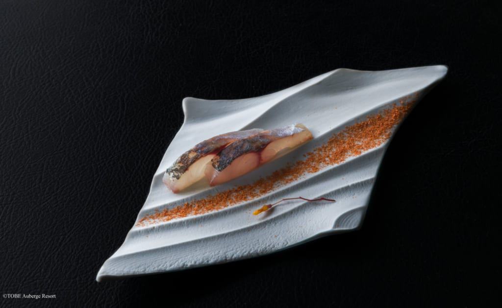 poisson lors du dîner au TOBE Auberge Resort servi dans une assiette en céramique de Tobe