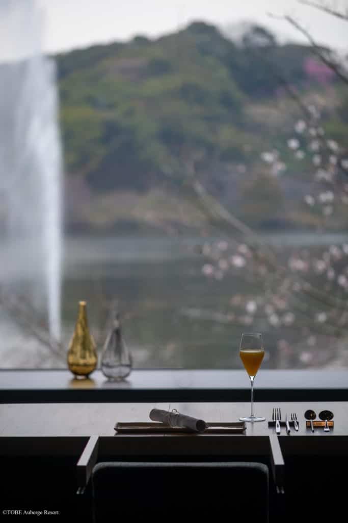 vue sur le lac dans la salle à manger du TOBE Auberge Resort