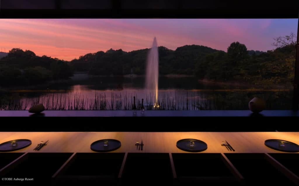 Coucher de soleil sur le lac vu depuis la salle à manger du TOBE Auberge Resort