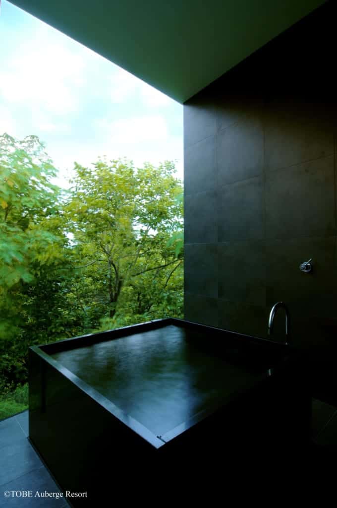 Bain extérieur d'une chambre du TOBE Auberge Resort