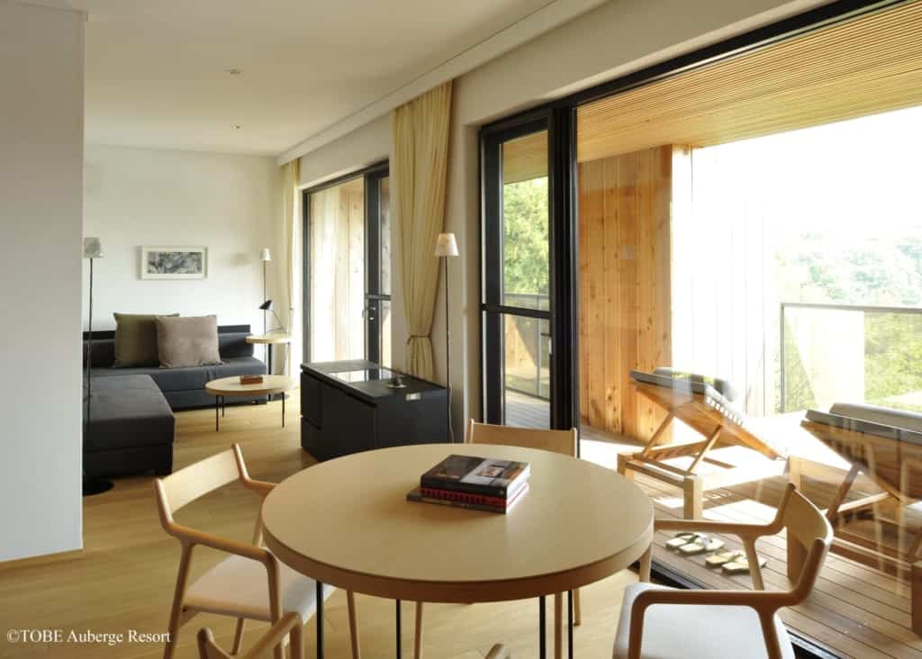 Intérieur d'une chambre au TOBE Auberge Resort