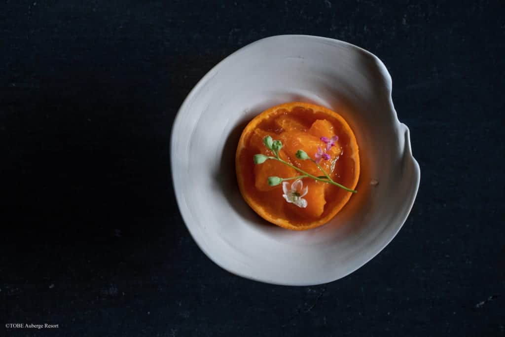 mandarine servie dans une céramique de Tobe