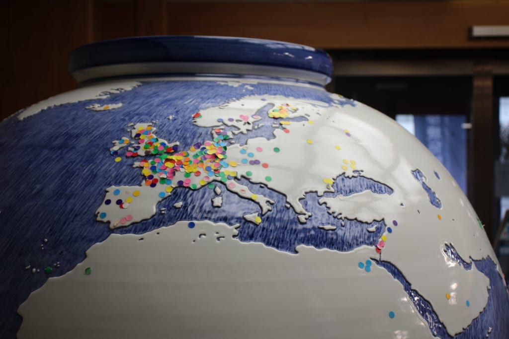 gomettes à positionner sur la carte du monde qui se trouve sur une céramique de Tobe