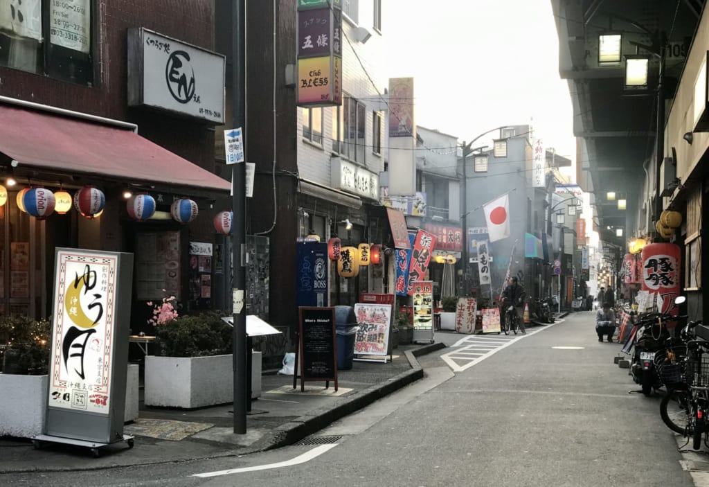 Vue de la "yakitori street" du quartier de Koenji à Tokyo