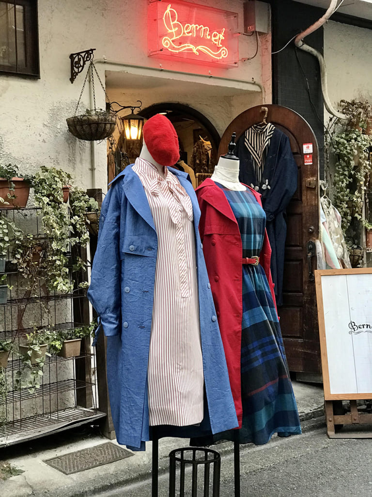 Mannequins présentant des vêtements vintage devant une friperie de Tokyo