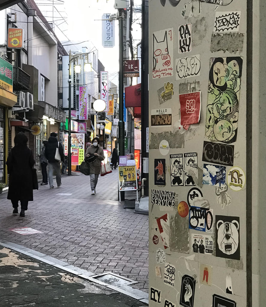 Rue du quartier de Koenji avec mur recouvert de stickers