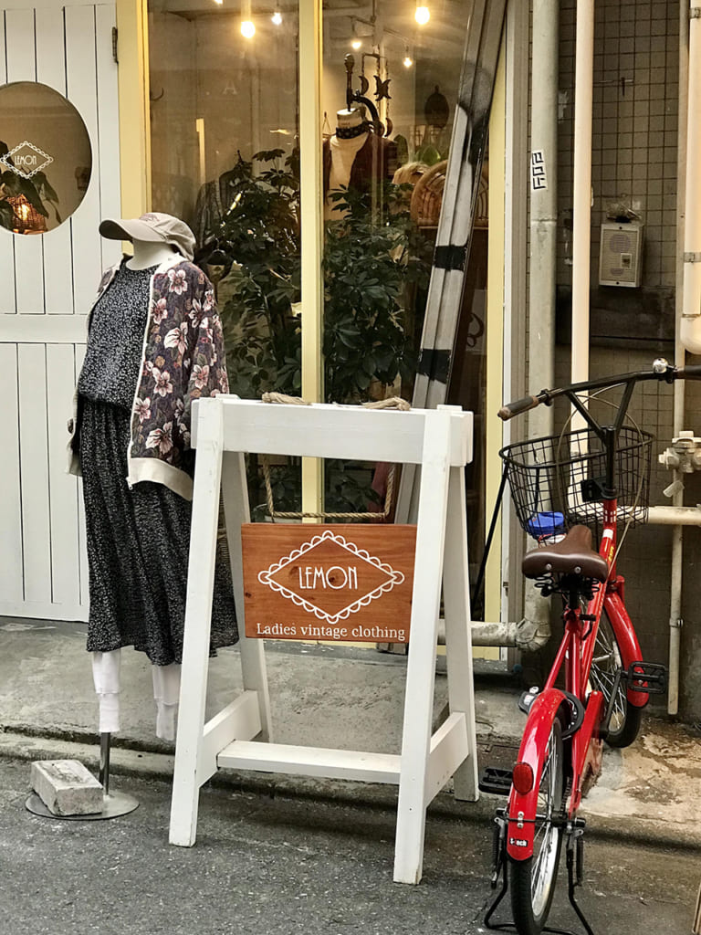 Devanture d'une boutique vintage à Tokyo