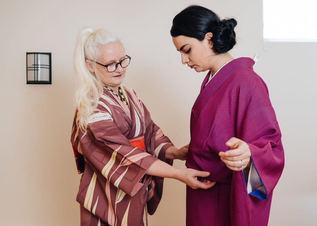 l'excès de tissus du kimono doit être replié sur la ceinture