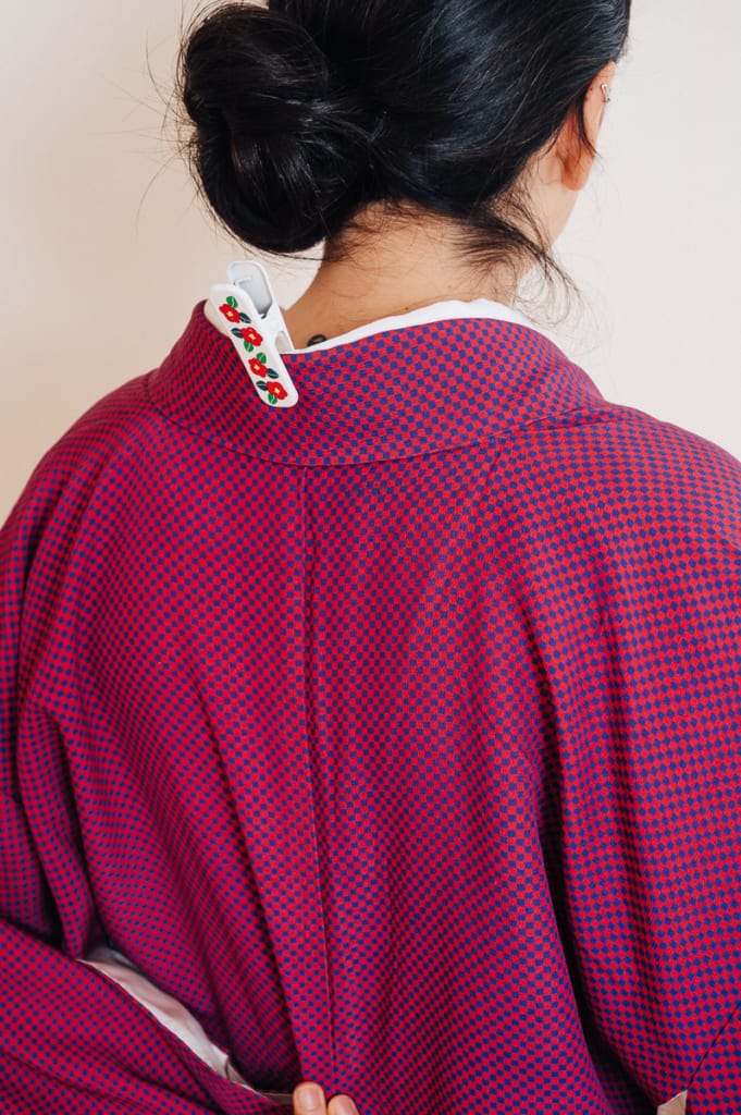 on peut maintenir le col du kimono en place grace à une pince à linge