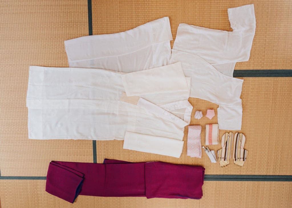 les différents vêtements nécessaire pour s'habiller en kimono