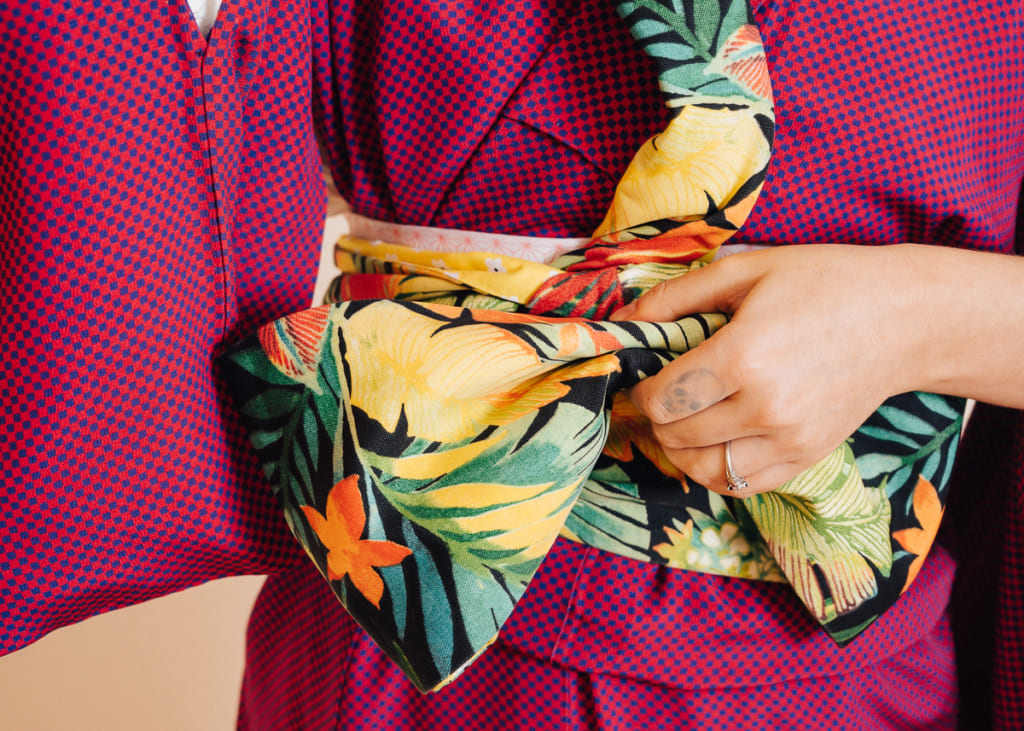 Donner la forme au noeud de l'obi sur le kimono