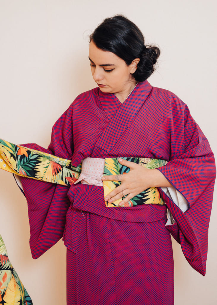 Mise en place d'un obi sans noeud, une mode japonaise moderne pour porter un kimono