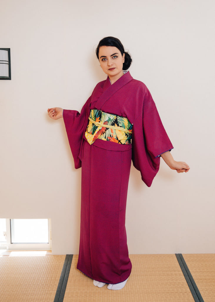 L'obi porté sur un kimono dans une mode moderne, sans faire de noeud
