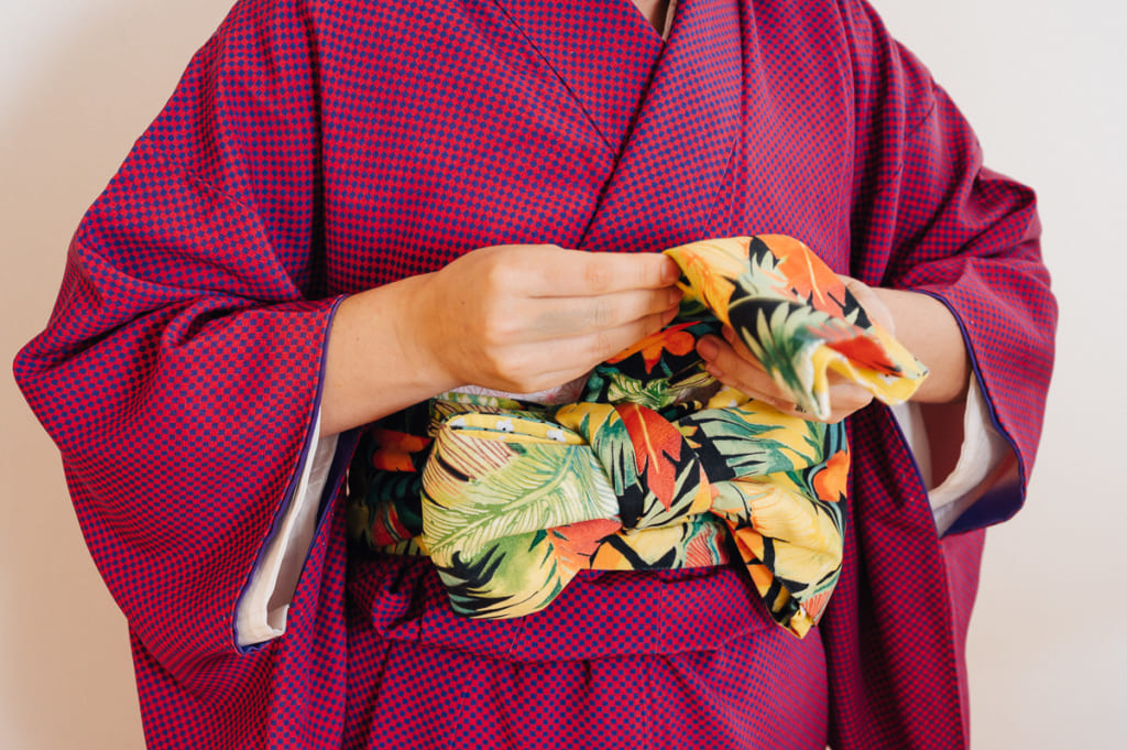 Mise en place du noeud d'un hanhaba obi de style bunko