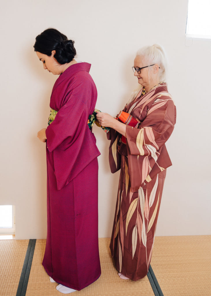 Sheila Cliffe aide Nichole à mettre en place l'hanhaba obi de son kimono komon