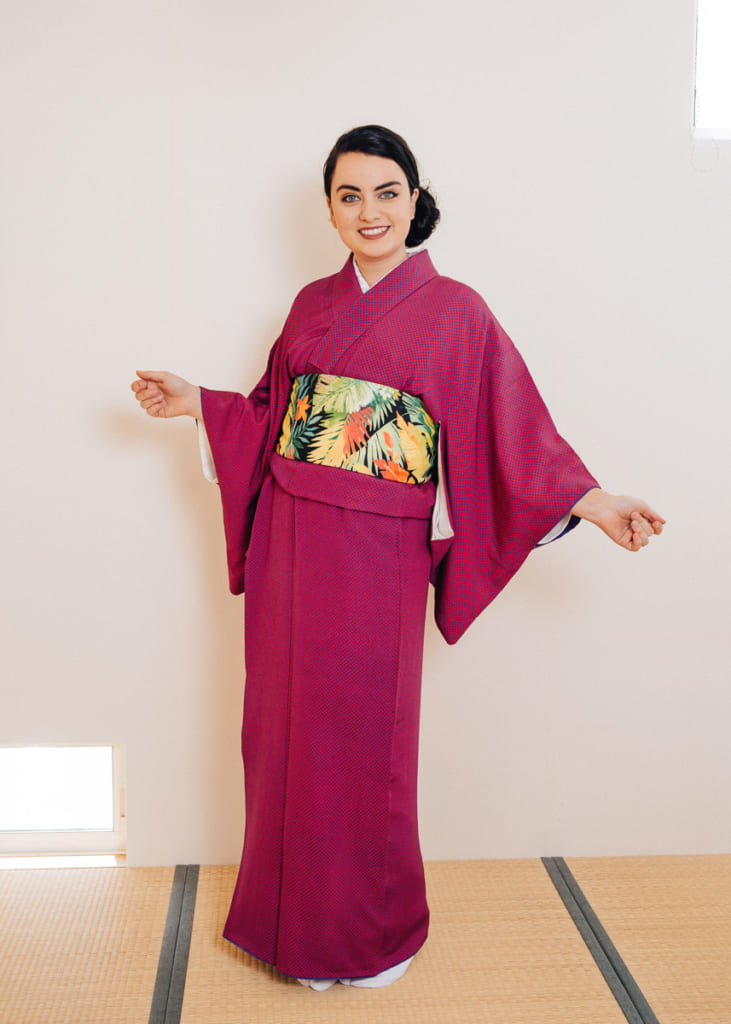 Nichole habillée de son kimono komon et de son hanhaba obi noué dans le style bunko