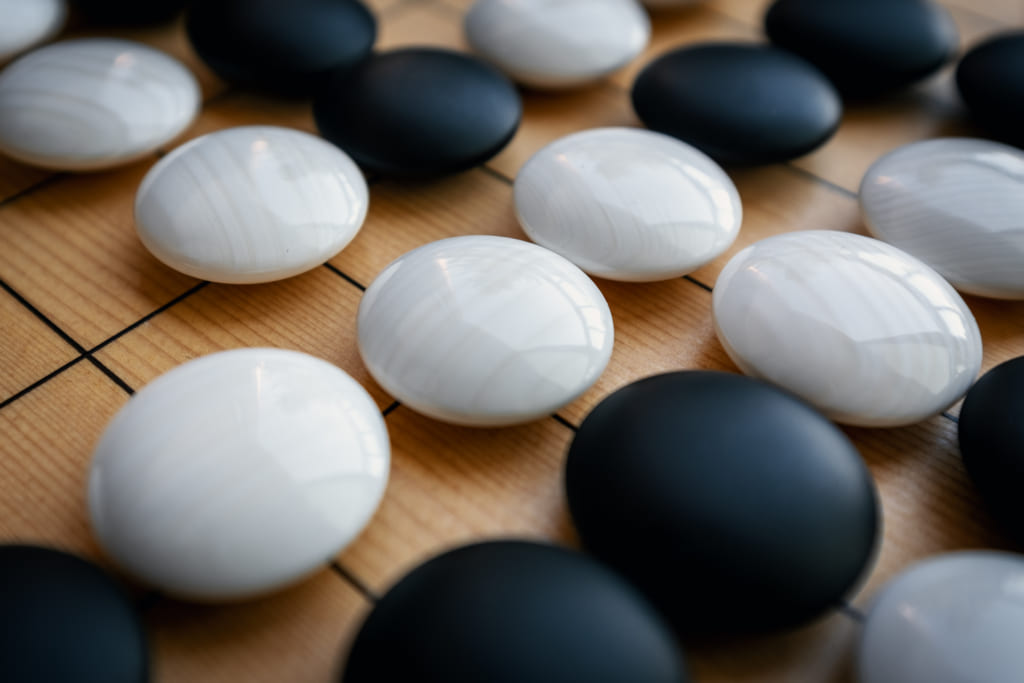 pierres d'un jeu de go traditionnel japonais en ardois et coquillage