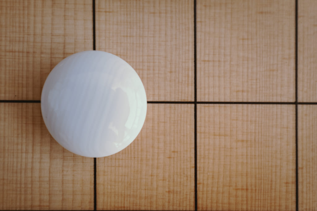 pierre en coquillage sur un jeu de go du japon