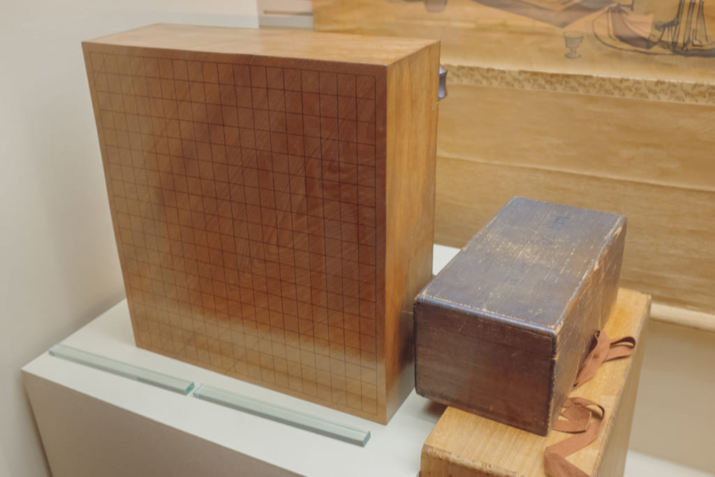 Vieux jeu de go exposé dans le musée de la Nihon Ki-in