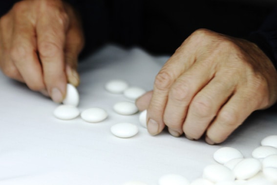 test de qualité pierres de go en coquillage artisan kurokigoishiten à hyuga au Japon