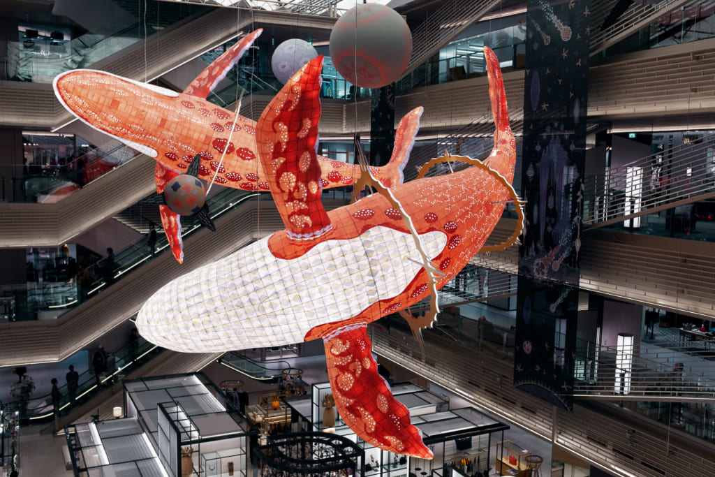 ouvre suspendue dans le hall du centre commercial ginza six à Tokyo