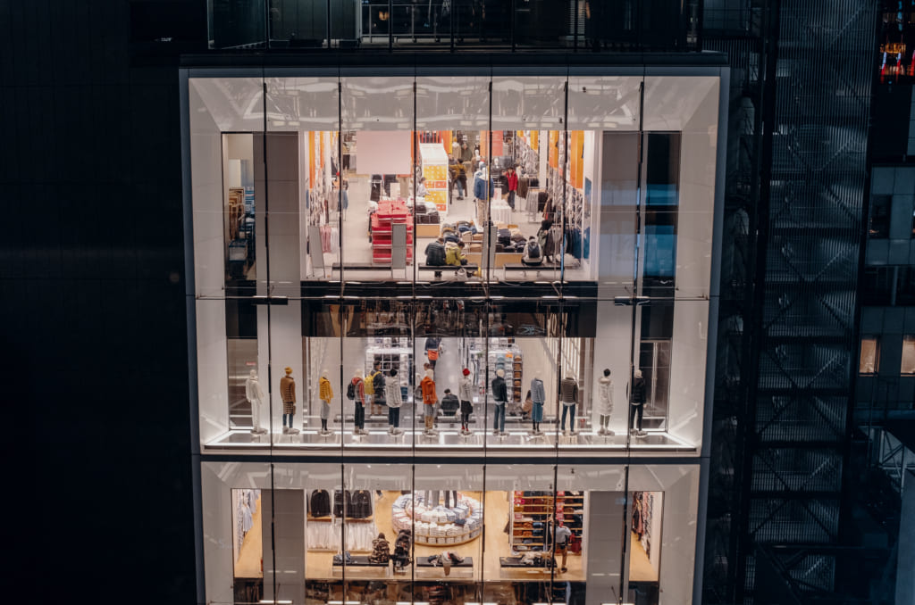 L'architecture du Uniqlo do Ginza depuis le toit de Ginza Six