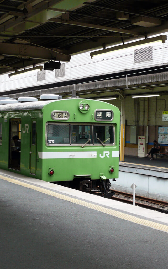 Un train JR en gare, avec son Japan Rail Pass