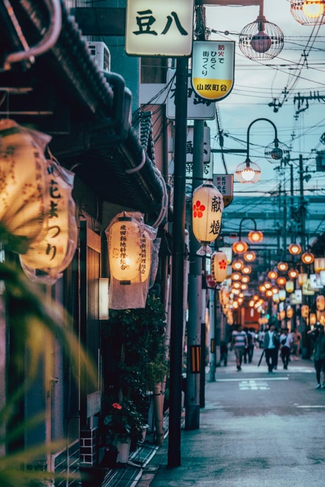 Les ruelles bordées de maisons traditionnelles du quartier rouge d'Osaka, Tobita Shinchi