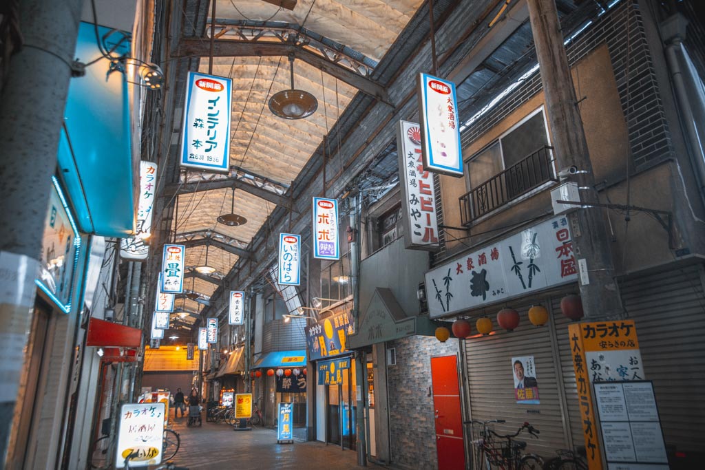 ambiance vintage dans les rues de janjan yokocho près de Shinsekai à osaka