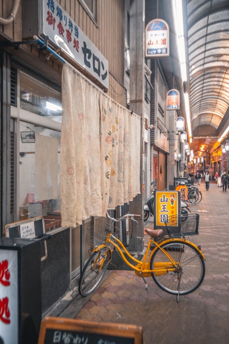 une ambiance absolument rétro à janjan yokocho, Osaka