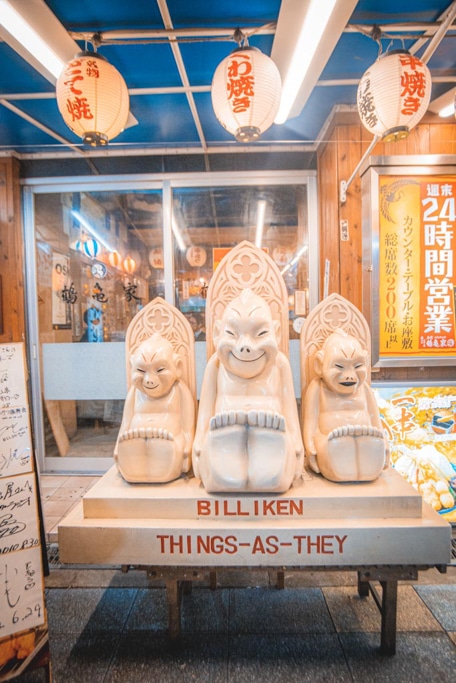 des statues de billiken à osaka