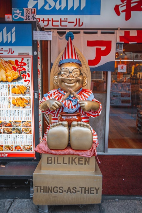 une statue de billiken dans le quartier de shinsekai à osaka