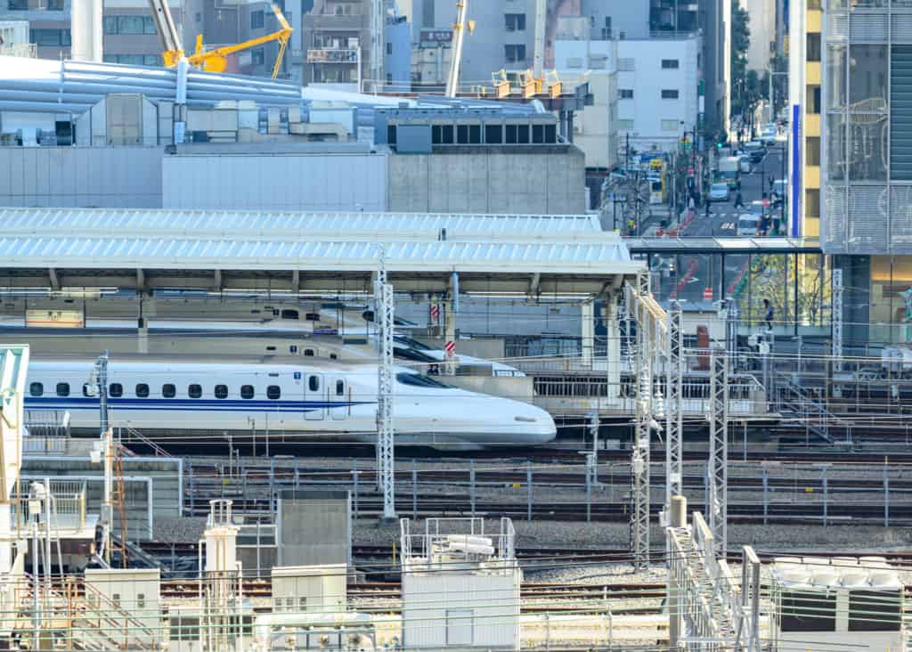 Des shinkansen dans une gare à Tokyo