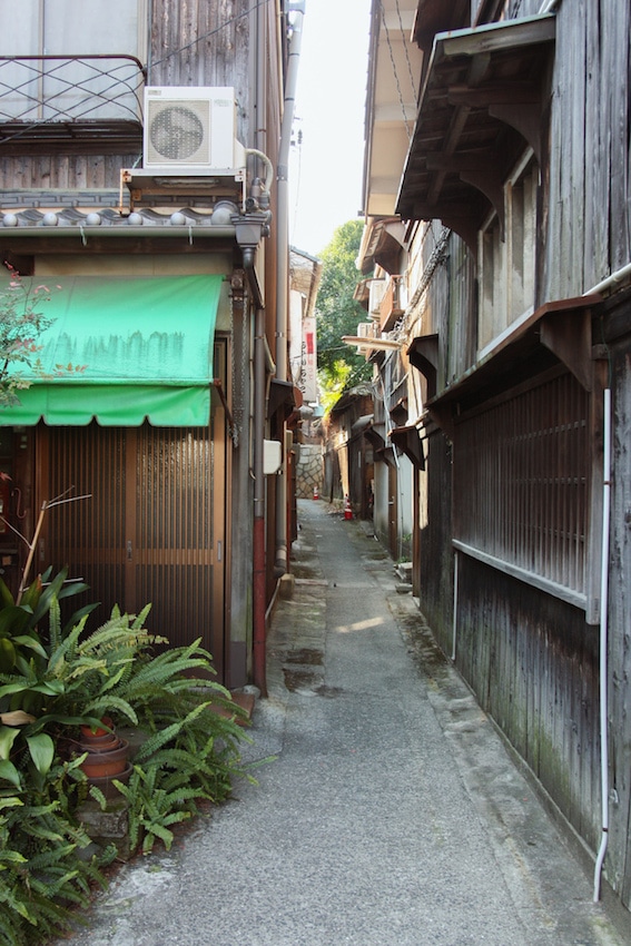 Ruelle étroite et bâtiments traditionelles à Ikuchijima