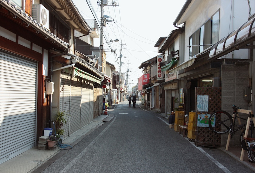 Ruelle tranquille menant à Kosanji sur l'île d'Ikuchijima