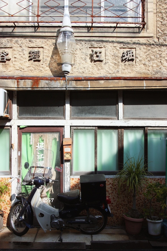 Détail d'une façade ancienne au détour d'une rue d'Ikuchijima