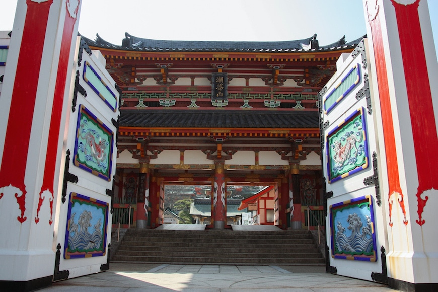 L'impressionnante porte d'entrée du temple Kosanji
