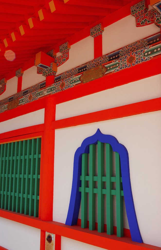 Détails de couleurs vives sur une façade d'un des bâtiments du temples Kosanji