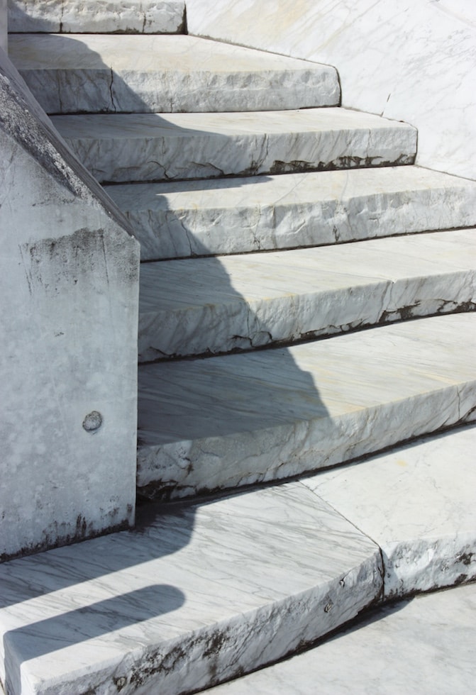 Les escaliers sculptés dans les marbre à la Colline de l'espoir du temple Kosanji